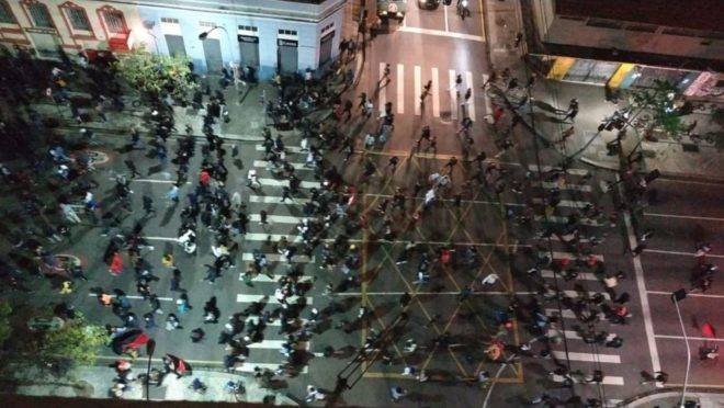 Manifestação contra racismo termina com depredações no centro de Curitiba