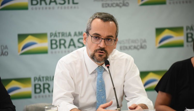 Nada vai mudar no MEC: Weintraub será substituído por secretário olavista
