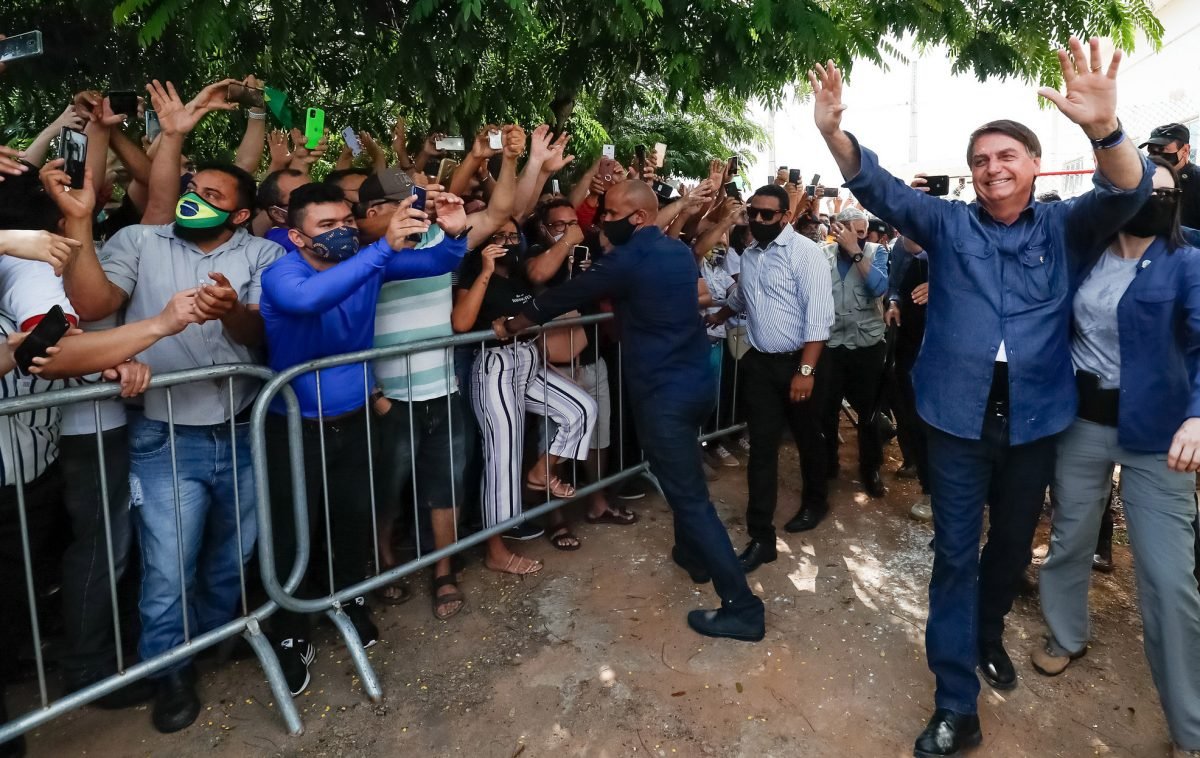 Em plena campanha, Bolsonaro elege a imprensa como inimigo principal