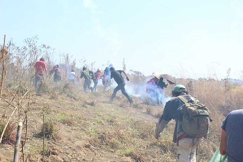 PM lança bombas de gás para desalojar acampados do MST em Minas