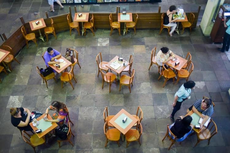 Decreto em Porto Alegre amplia horário de bares e capacidade de lotação dos ônibus