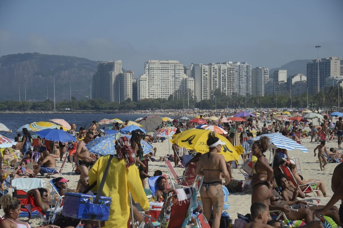 Cariocas desafiam coronavírus e lotam as praias em domingo de sol