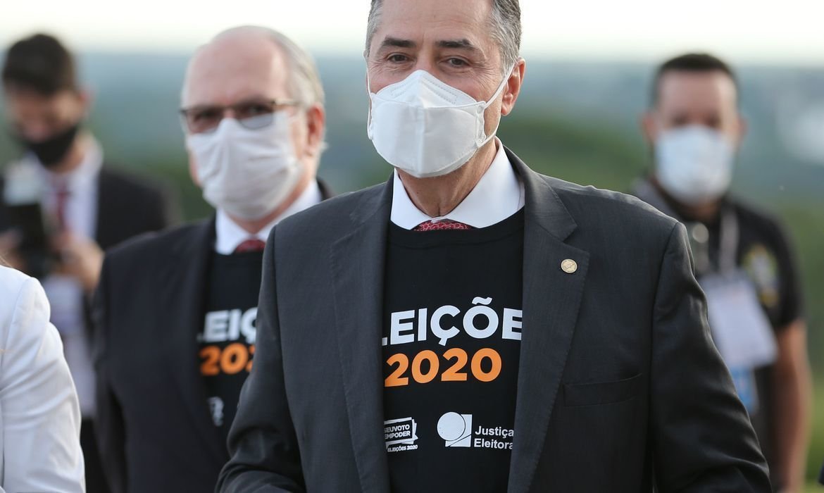 Ministro Barroso diz que atraso na apuração não tem relação com as urnas eletrônicas