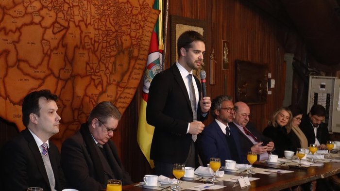 Grupo de Aécio Neves lançou Eduardo Leite à presidência para desgastar Dória