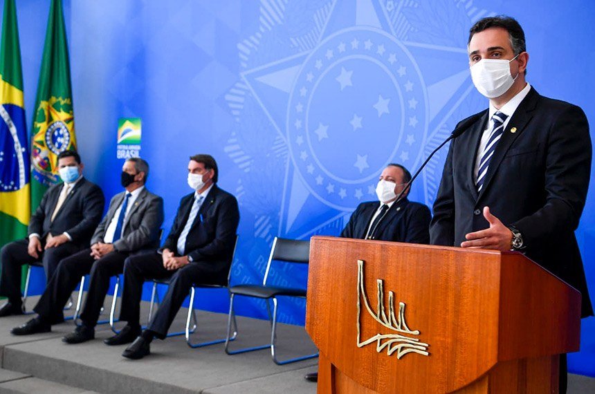 Efeito Lula: Bolsonaro usa máscara e autoriza Estados e Municípios a comprar vacina