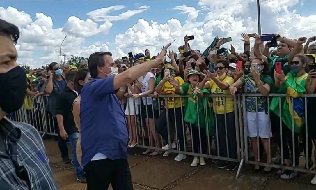 A cada dia menos presidente, Bolsonaro diz que “só Deus me tira daqui”