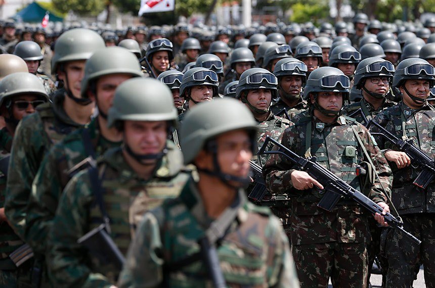 Especialistas debatem o papel dos militares na crise brasileira