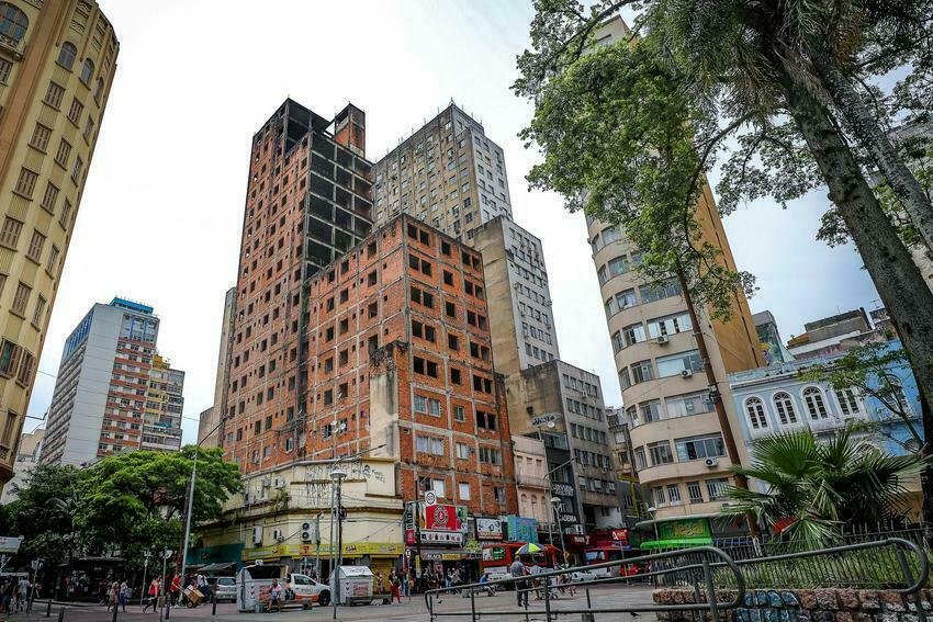 Prédio inacabado no Centro Histórico desafia prefeitos há mais de meio século em Porto Alegre