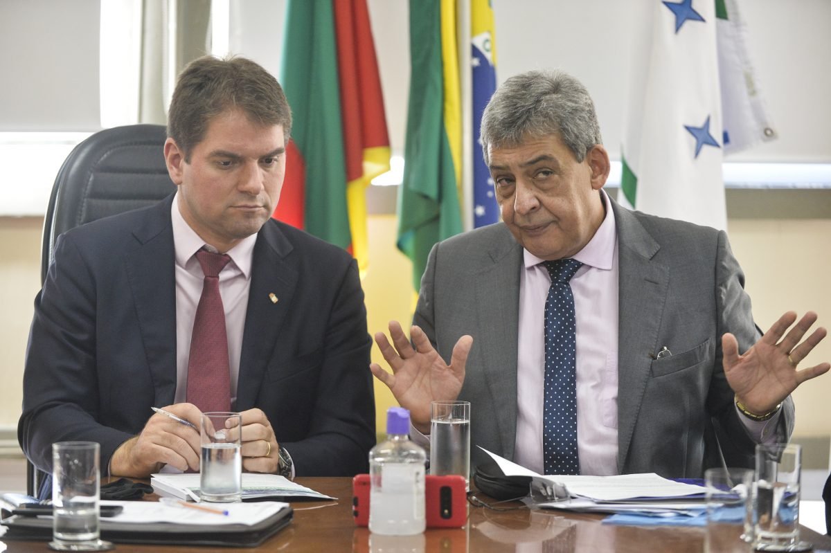 Projetos que retiram isenções e cobradores de ônibus já estão na Câmara