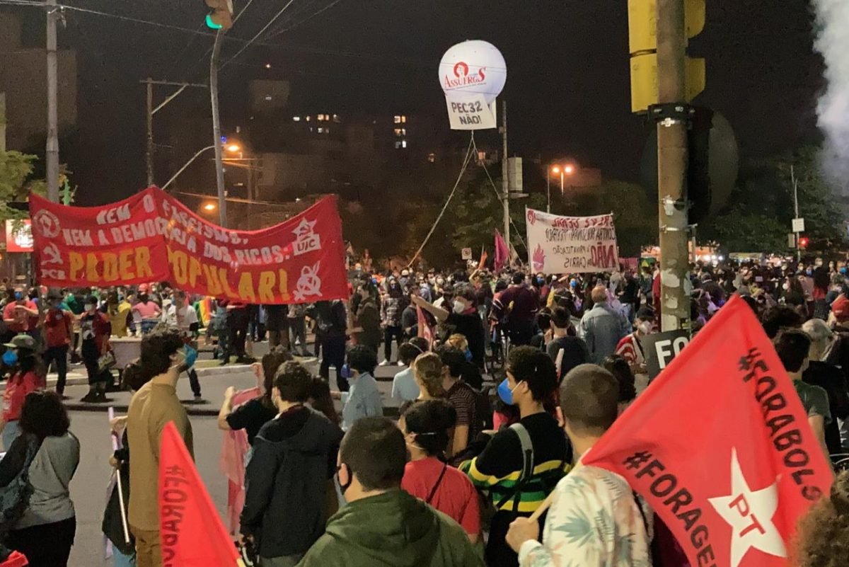 Manifestantes protestam no centro de Porto Alegre contra o governo Bolsonaro