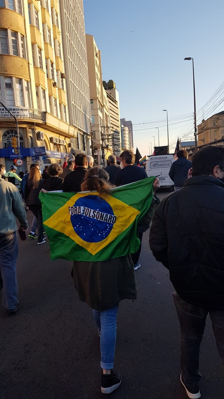 Manifestações contra Bolsonaro mantêm trajetória ascendente e resgatam bandeira do Brasil