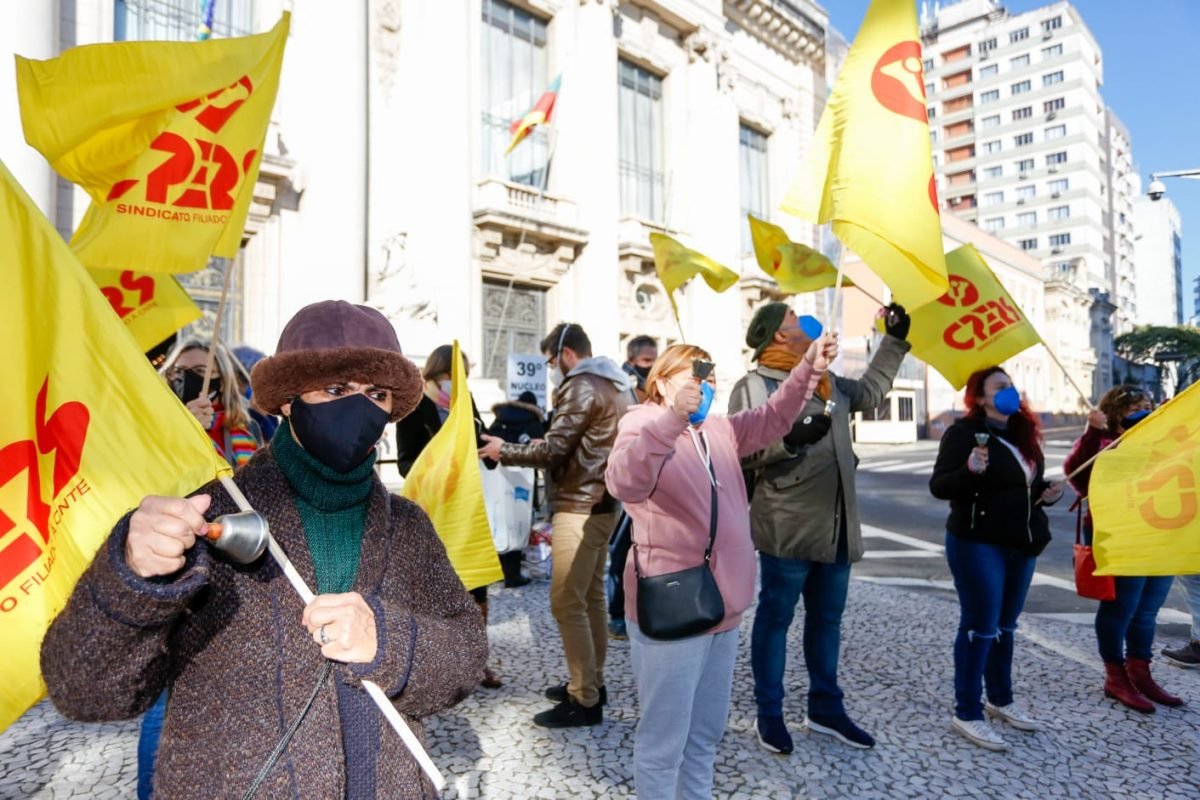 Professores fazem vigília em frente ao Piratini por reposição salarial