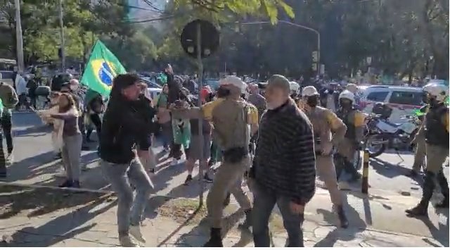 Brigada intervém para evitar conflito em ato pelo voto impresso no Parcão