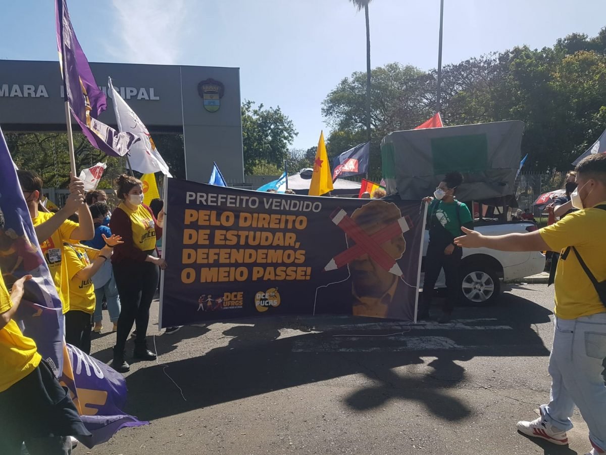 Protestos contra a retirada de isenções no transporte público em Porto Alegre