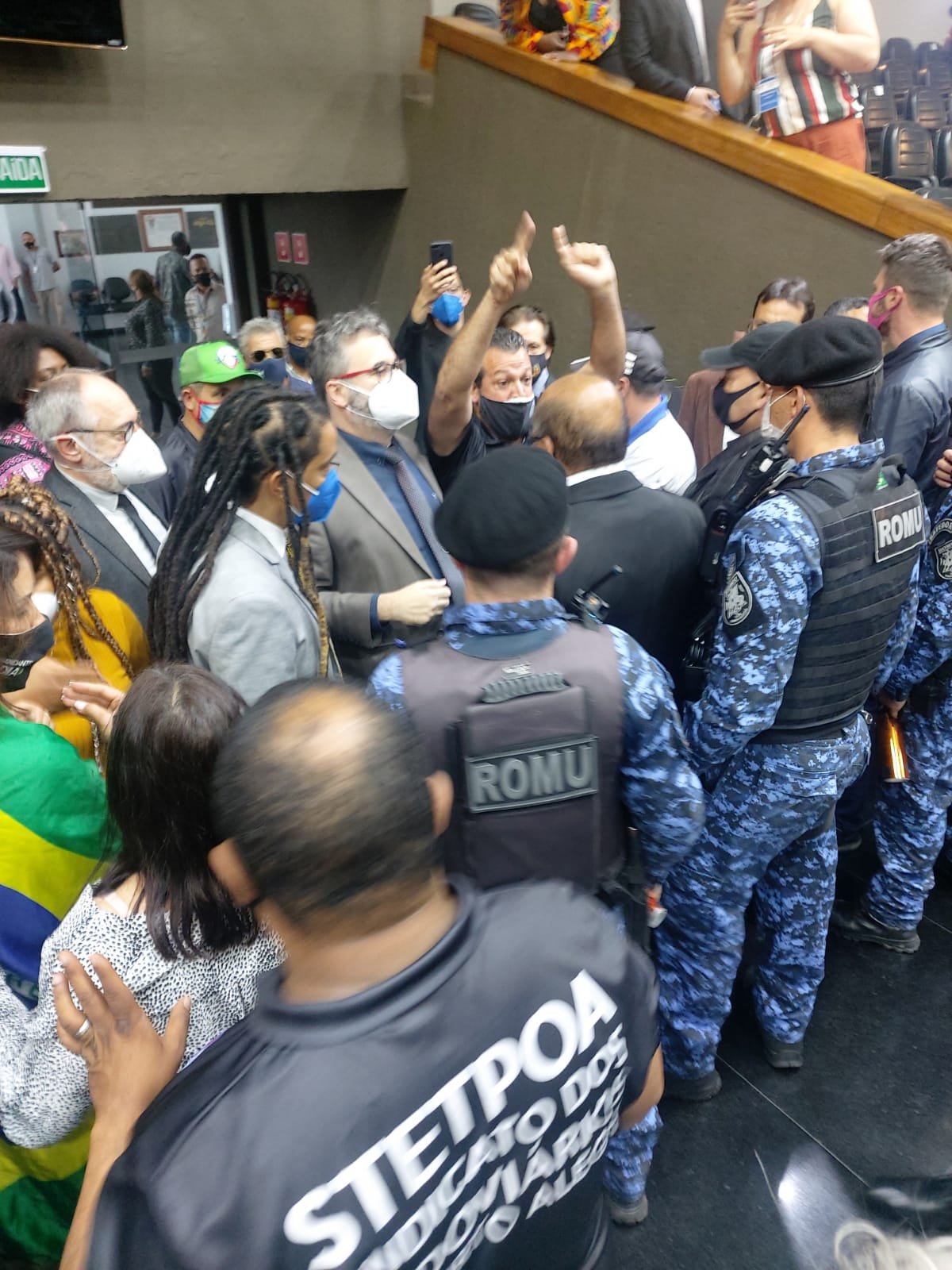 Sessão da Câmara de Porto Alegre termina em tumulto e agressões (veja as imagens)