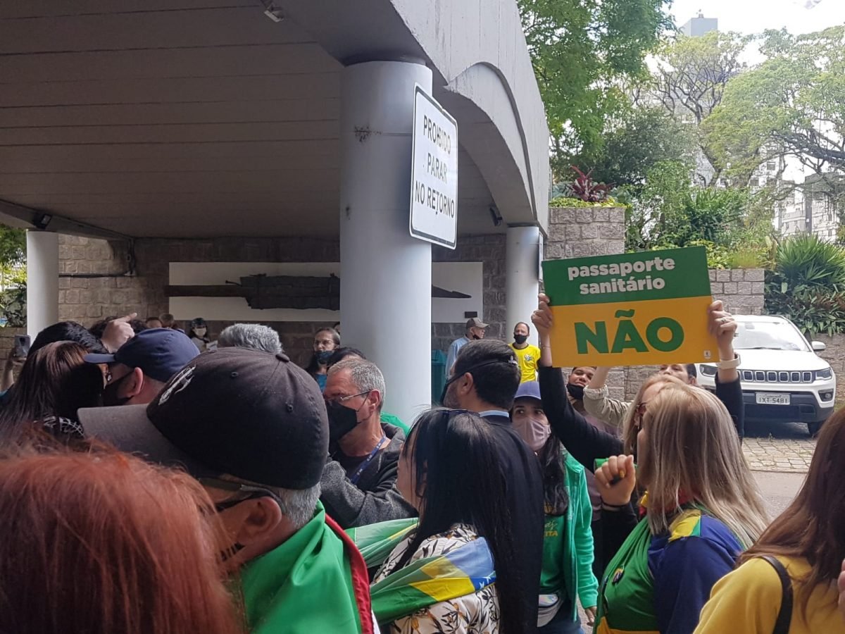 Negacionistas tumultuam sessão da Câmara que discutia passaporte vacinal em Porto Alegre