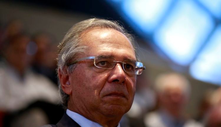 Câmara convoca Paulo Guedes para explicar empresa em paraíso fiscal (ele pode cair antes)