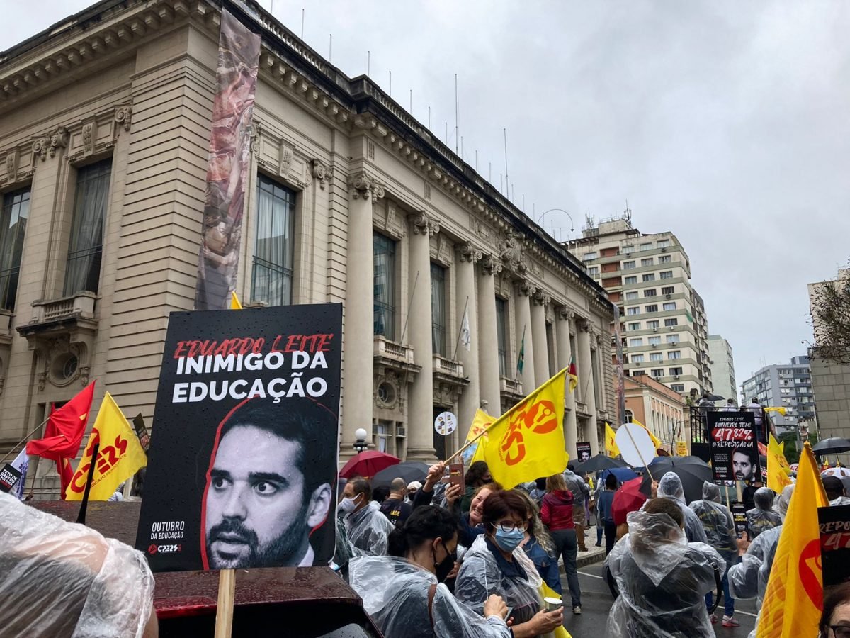 Professores da rede estadual protestam contra sete anos de arrocho salarial no RS