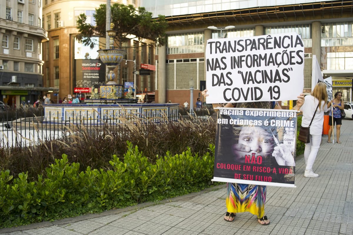 Grupo antivacina faz manifestação no largo da Prefeitura de Porto Alegre