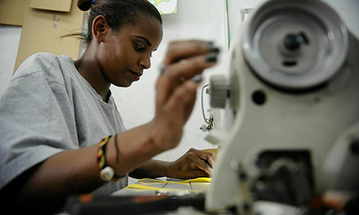 Pesquisa do IBGE: salários representam 7,5% das receitas líquidas na indústria