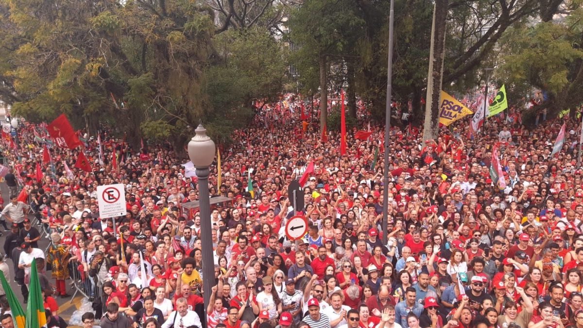 Lula arrasta multidões na reta final, mas pesquisa traz dúvidas
