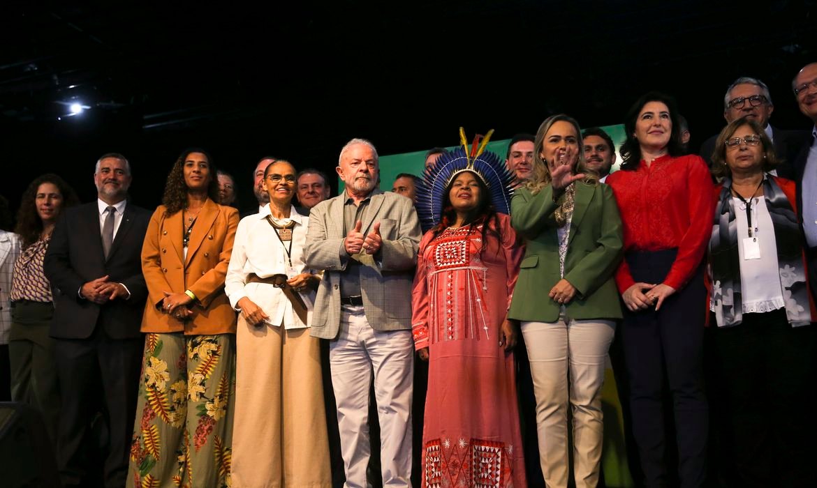 Lula toma posse com 11 mulheres no ministério