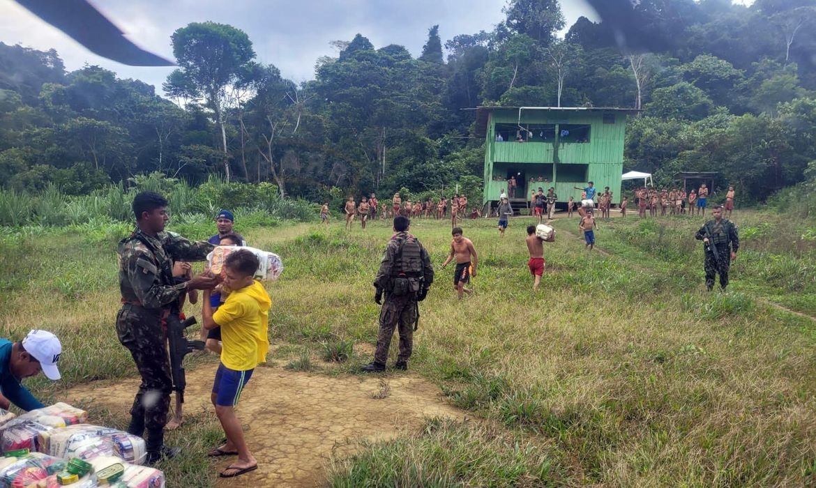 Yanomamis recebem alimentos