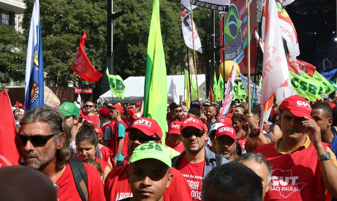 Aumento de R$ 18,oo no salário mínimo: Lula não toca no assunto