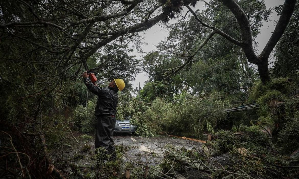 Saldo trágico do ciclone: 13 mortos, 3.700 desabrigados, dez desaparecidos