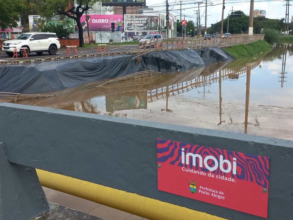Dilúvio sobe três metros e mostra a falta de manutenção nas pontes e nas margens