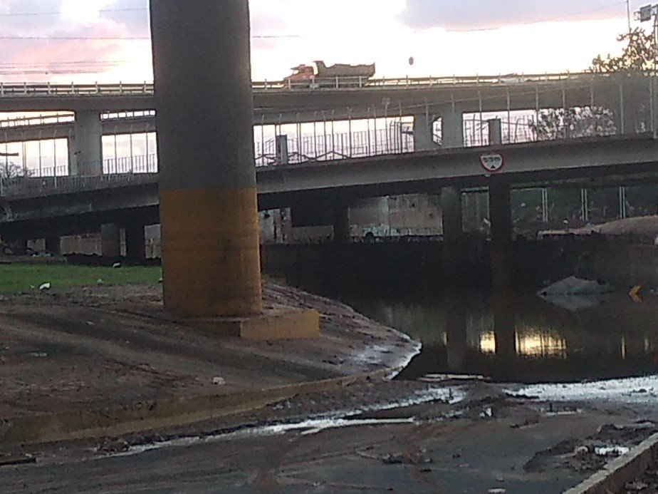 Águas contaminadas, lixo, ruas impedidas: cenário pós-enchente em Porto Alegre