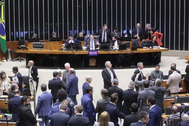 Discussão sobre orçamento não inclui a dívida que engoliu quase R$ 2 trilhões em 2024