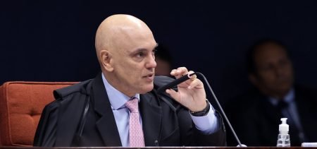Julgamento de Bolsonaro: Moraes recorre a slides para mostrar estrutura da trama golpista