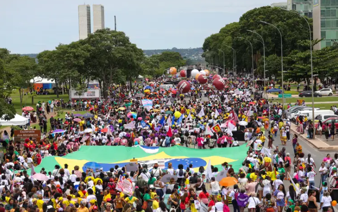 500 mil mulheres tomam a Esplanada dos Ministérios em marcha contra o racismo e a desigualdade
