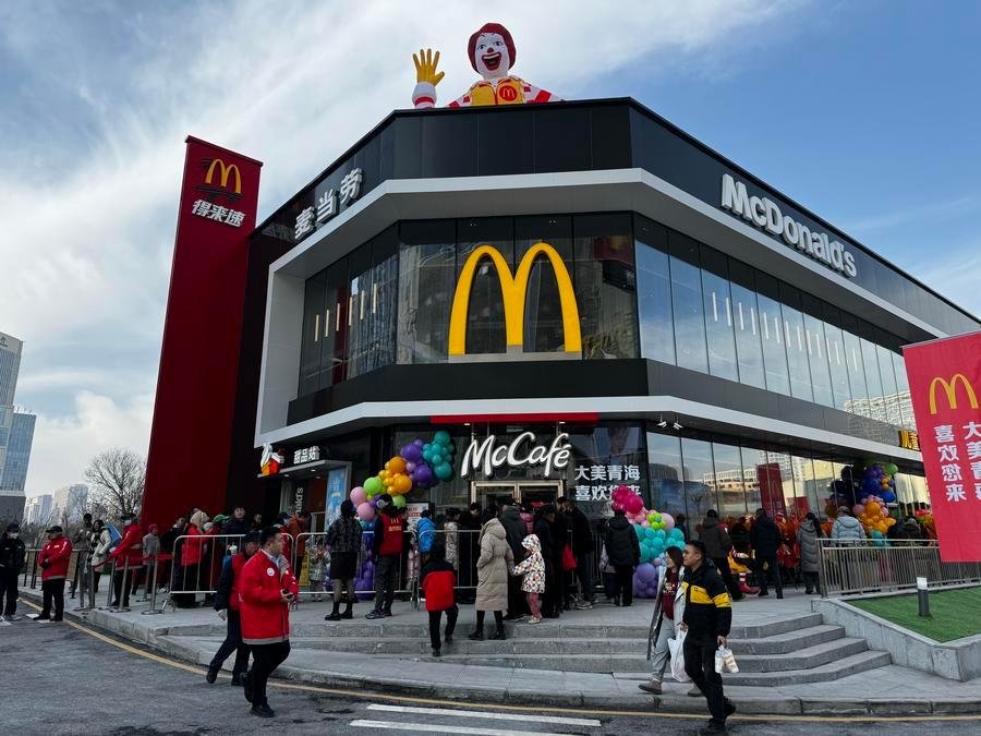 Com 7.500 lojas, McDonald’s está presente em todas as provincias da China; o governo comunista comemora