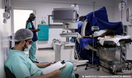 Concurso seleciona médicos para hospitais universitários; salários de até R$ 19,1 mil