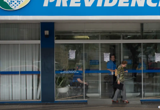 Corrida aos consignados causa colapso no sistema do INSS; em Porto Alegre houve tumulto