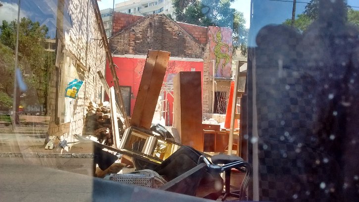 O que ainda resta da casa, só pode ser fotografado através da janela / JÁ