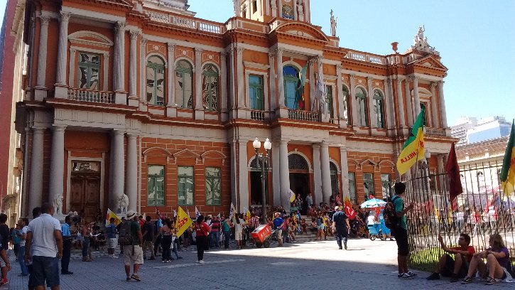 Antes da marcha, manifestantes buscavam espaços de sombra em frente à prefeitura / JÁ
