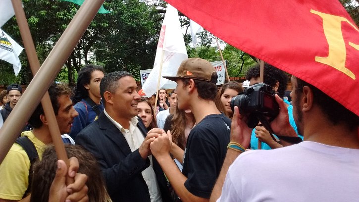 Manifestantes pressionaram conselheiro na entrada da reunião / JÁ