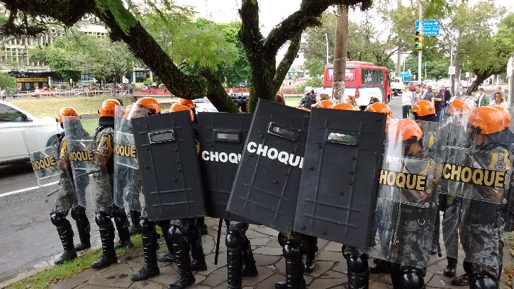 Brigada Militar lançou bomba de gás lacrimogênio contra os manifestantes, na maioria estudantes secundaristas / JÁ