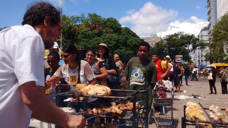 Uma longa fila se formou diante das churrasqueiras / Matheus Chaparini