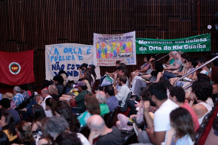 Manifestantes penduraram faixas nas paredes do Dante Barone - Tânia Meinerz / JÁ