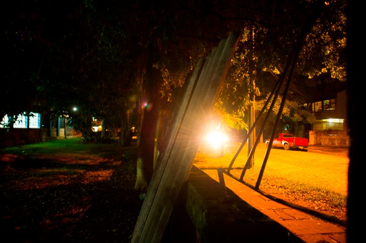 Alunos improvisaram barreira para impedir invasões através do muro caído | Ramiro Furquim/Jornal Já