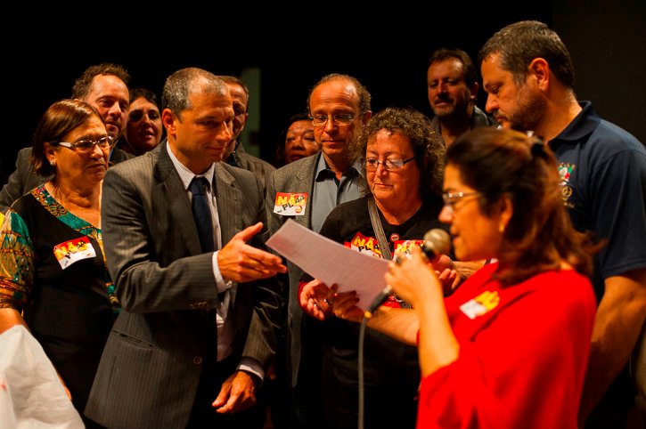 Ao final da audiência, foi entregue a Cesar um documento assinado por 30 parlamentares e mais de 30 entidades, pedindo que o governo Sartori retire o projeto | Ramiro Furquim/Jornal Já