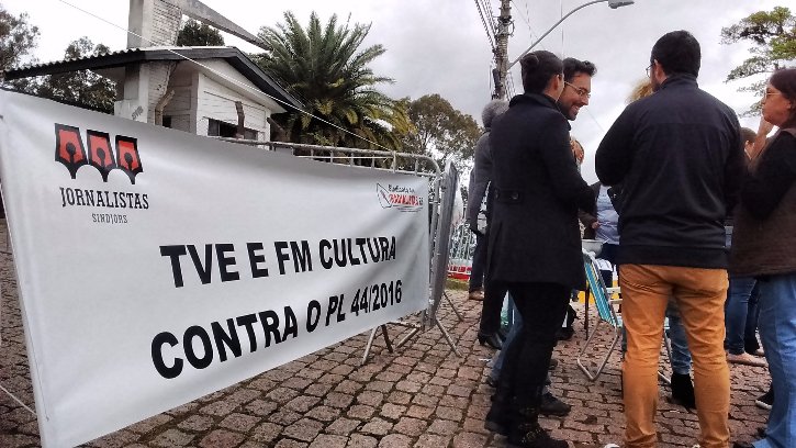 às 13h, servidores desmontaram piquete e seguiram para a Assembleia Legislativa, local da Audiência Pública sobre o PL 44/2016 / Matheus Chaparini / Jornal JÁ