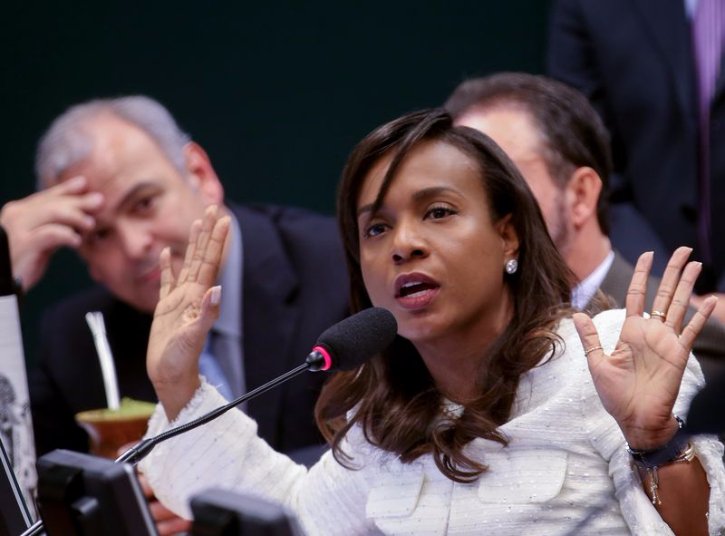 Após dias de suspensa, deputada Tia Eron votou a favor da cassação de Cunha / Wilson Dias/Agência Brasil