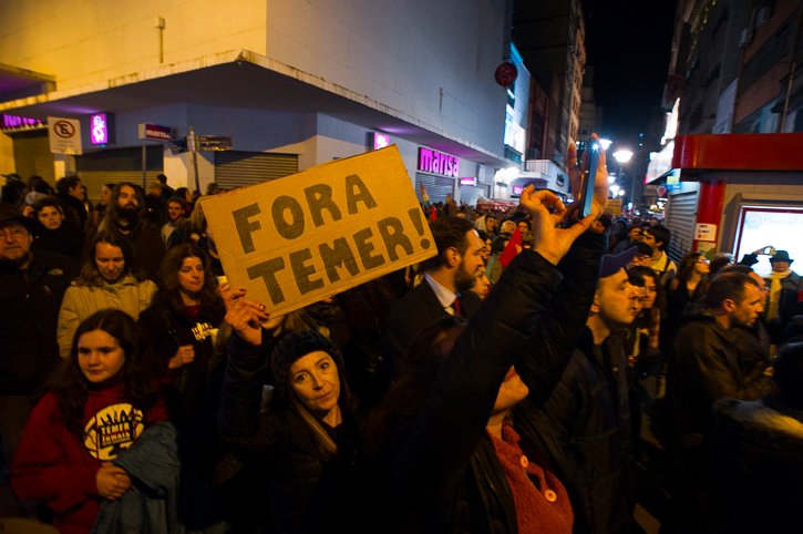 2016.06.03 - Porto Alegre/RS/Brasil - Depois de ato na Esquina Democrática com a presidente afastada Dilma Rousseff, manifestantes caminharam pelo bairro Moinhos de Vento e realizaram ato Fora Temer no Parcão. Foto: Ramiro Furquim/Jornal Já