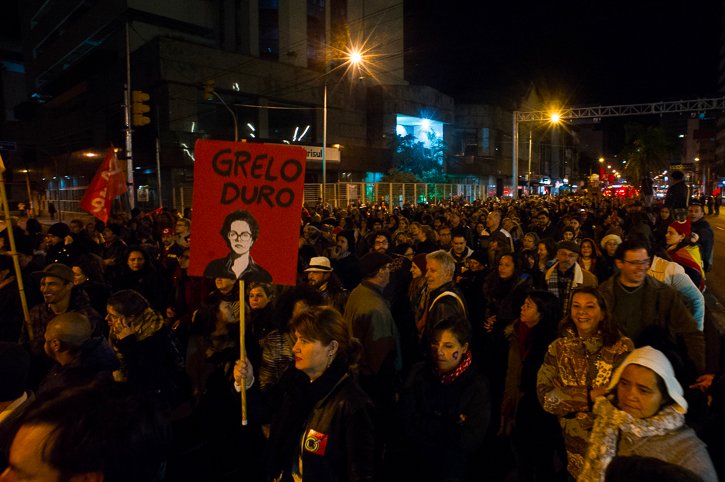 2016.06.03 - Porto Alegre/RS/Brasil - Depois de ato na Esquina Democrática com a presidente afastada Dilma Rousseff, manifestantes caminharam pelo bairro Moinhos de Vento e realizaram ato Fora Temer no Parcão. Foto: Ramiro Furquim/Jornal Já