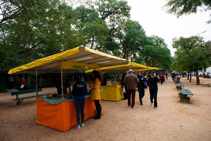 Feirantes que estão se regularizando não podem permanecer na área da feira, precisam atravessar a rua / Ramiro Furquim / Jornal Já